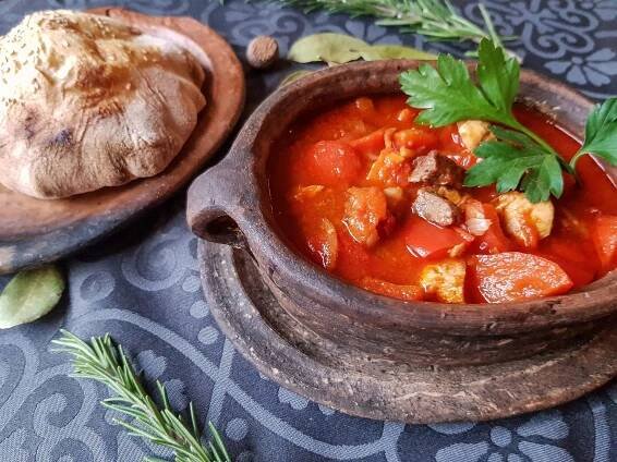 MUČKALICA - restované kuřecí a hovězí maso s paprikou, chilli papričkou a cibulí