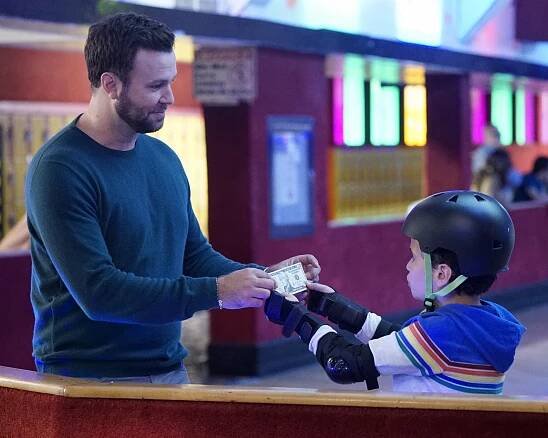 Single Parents - A Place Where Men Can Be Men - Z filmu - Taran Killam, Tyler Wladis