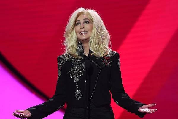 Cher coveruje píseň 'Chiquitita' skupiny ABBA pro svůj vůbec první španělsky zpívaný singl - Rolling Stone