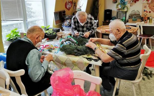Jarní tradice: V kadaňském Domově vyroste májka s vůní jehličí - Seniorské listy