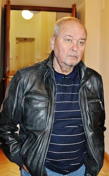 Zdrcený Simonin otec Gustav Urbánek.