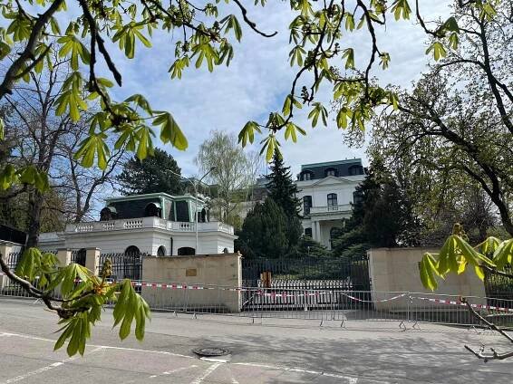 Diplomatické napětí roste. Policie střeží ruskou ambasádu v Praze