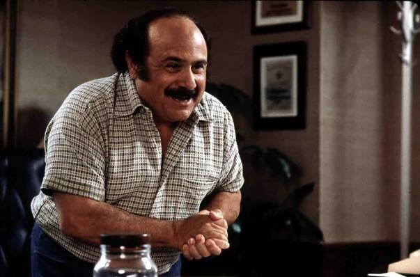 Takhle dnes vypadá Danny DeVito. 147 centimetrů vysoký herec promluvil o tom, jakou pro něj bývala výška životní komplikací