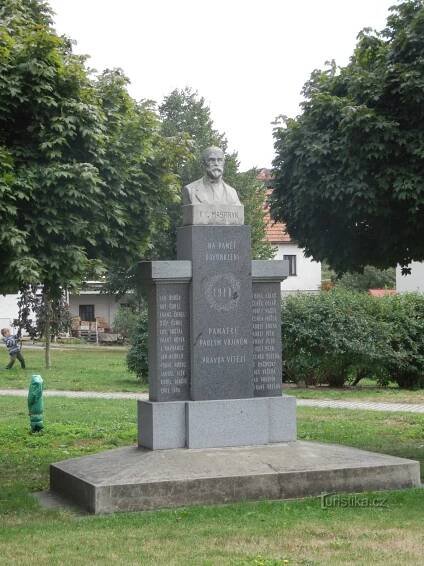 Pomník padlých z 1. světové... - Pomník