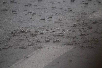 Pozor na kroupy a přívalové deště. Bouřky budou v Česku do konce týdne