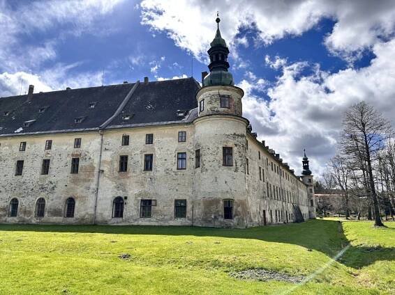 ZAJÍMAVÁ MÍSTA: Edrovický rybník, areál Flemda a zámek Janovice (Rýmařov)