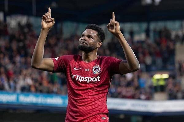 Benjamin Tetteh ze Sparty oslavuje gól na 2:0 během utkání se Zlínem.
