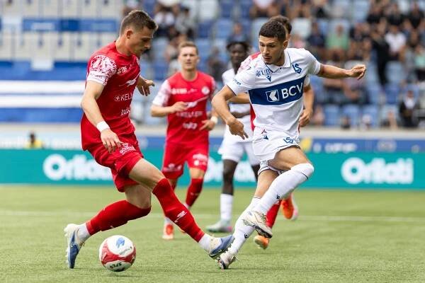 Adrian Durrer vom FC Winterthur im Zweikampf gegen Alban Ajdini vom FC Lausanne-Sport während eines Super League Spiels in Lausanne am 27. Juli 2025.