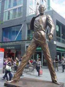 Soubor:Freddie Mercury statue, Liverpool - DSC01040.JPG – Wikipedie