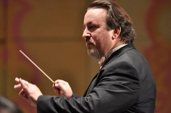 photo of Lucas Richman conducting