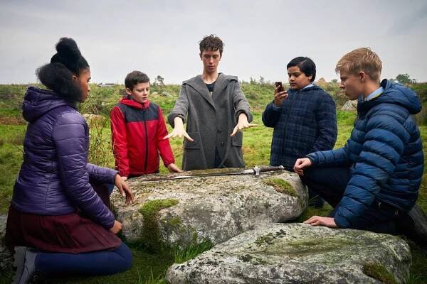 THE KID WHO WOULD BE KING, FROM LEFT: RHIANNA DORRIS, LOUIS ASHBOURNE SERKIS, ANGUS IMRIE, DEAN CHAUMOO, TOM TAYLOR, 2019. PH: KERRY BROWN//TM & COPYRIGHT © TWENTIETH CENTURY FOX FILM CORP. ALL RIGHTS RESERVED.