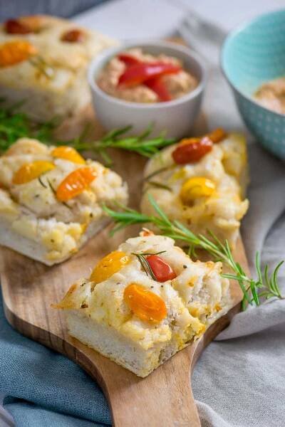 Weiches Tomaten Focaccia mit Paprika Feta Dip - mit frischen Tomaten, Rosmarin und Knoblauch