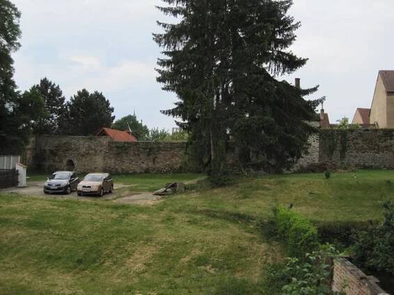 za smrky ukrytá bašta č. 2 - za hradbami se rozkládá klášterní zahrada