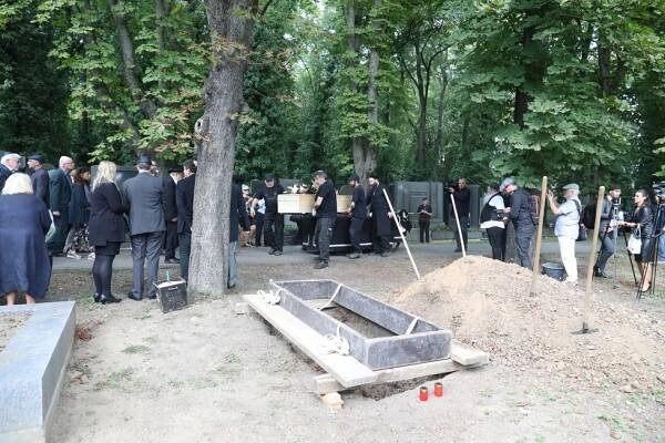 Židovský pohřeb zpěvačky Yvonne Přenosilové (†76): Jarmulky, »ztracený« syn a slzy kamarádky Filipovské