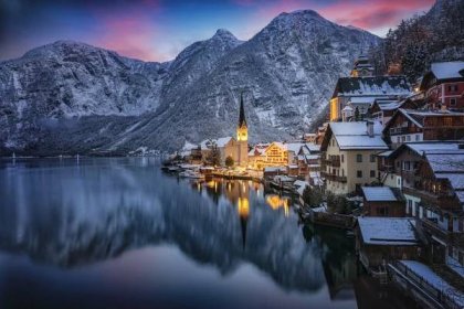 malá vesnice hallstatt v rakousku v zimním soumraku se sněhem - hallstatt - stock snímky, obrázky a fotky