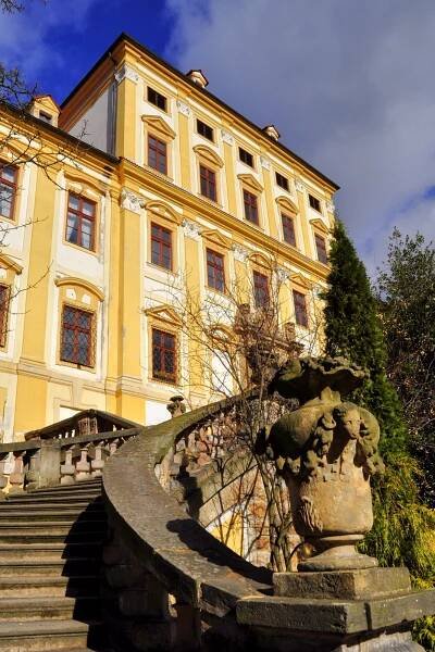zamek cerveny hradek zvenku 768x1152