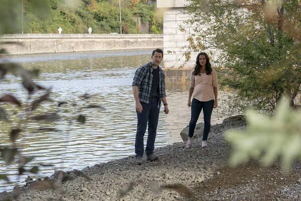 Manifest - Odchýlení od kurzu - Z filmu - Josh Dallas, Athena Karkanis