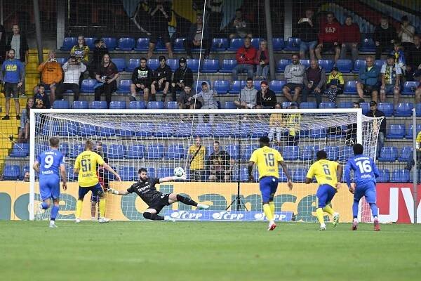 Utkání 6. kola první fotbalové ligy: FC Zlín - Slovan Liberec, v akci hostující gólman Tomáš Koubek