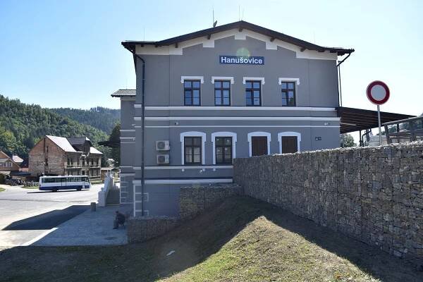 Velká proměna nádraží v Hanušovicích oficiálně skončila. Na řadě je okolí