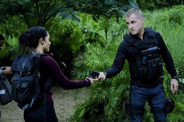MacGyver - Skull + Electromagnet - Z filmu - Tristin Mays, George Eads
