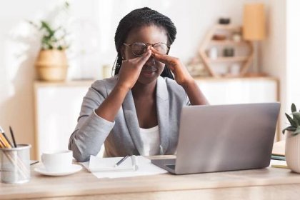 přepracovaná černá podnikatelka masírující nosebridge na pracovišti s problémem se zrakem - frustrace stres - stock snímky, obrázky a fotky