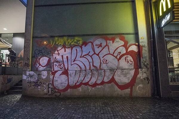 NOČNÍ PRAHA Smíchov. Anděl. A muž, který od 14 let užívá heroin. Unikátní fotoreportáž | PrahaIN 
