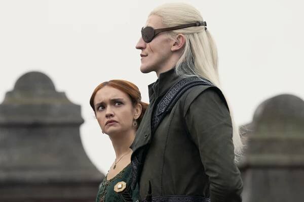 Fotka: Aemond Targaryen se své mamince Alicent trochu vymkl ze řetězu