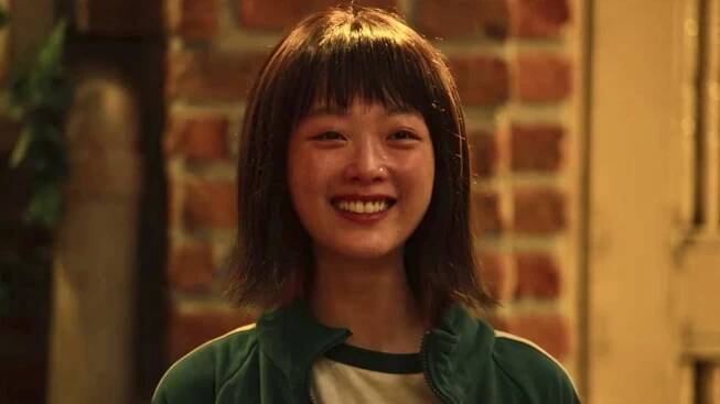 Lee Yoo-mi smiling as Player 240 in Squid Game