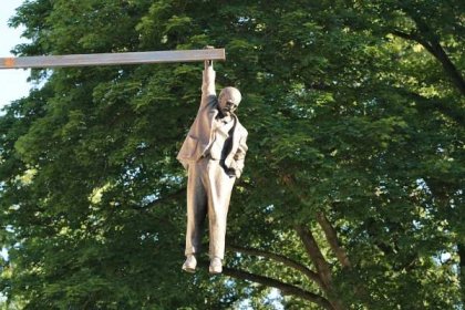 Fakáč nebo Trabant. Zámecký park v Bechyni patří sochám Davida Černého