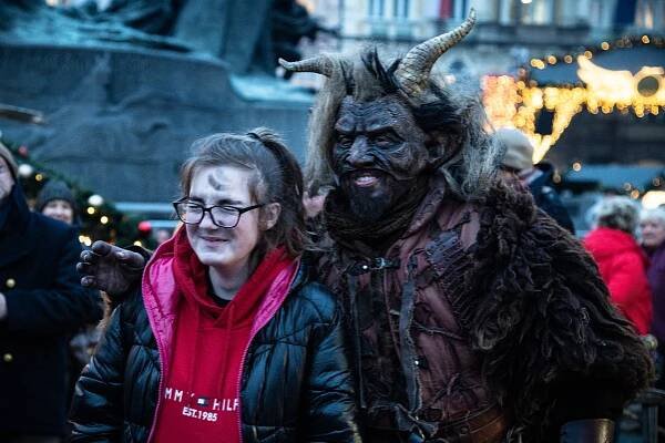 FOTO: Nejzlobivější děti se jen o vlásek vyhnuly peklu. Přesto byl o fotku s čerty velký zájem