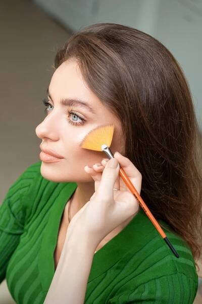 Make,Up,Artist,Applying,Professional,Make,Up,Of,Tonal,Foundation