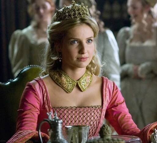 Annabelle Wallis- the real queen