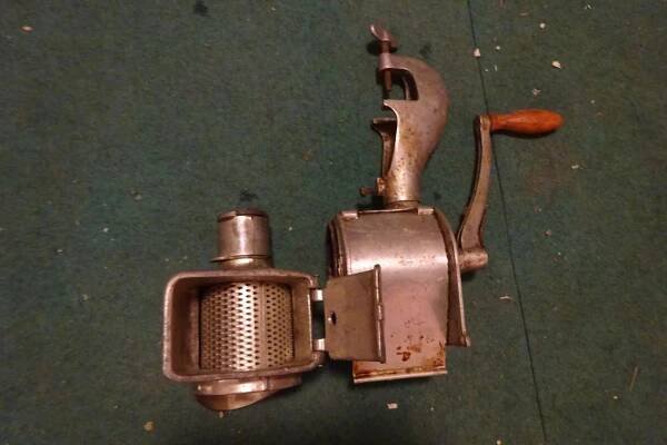 Retro mlýnek na strouhanku ROBOT UKS