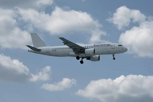 Základová fotografie na téma aerodynamika, airbus, airbus a320, barevné značky, cestování, cestování letadlem, cestování