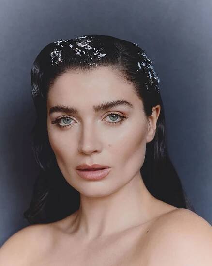 Eve Hewson with silver foil in her hair.