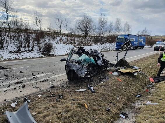Nehoda u Jihlavy: na obchvatu se srazilo auto s náklaďákem, jeden člověk zemřel