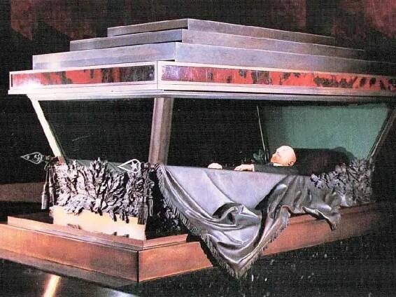 File:Lenin-mausoleum.jpg - Wikipedia