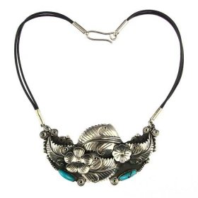 Výrazný stříbrný náhrdelník s tyrkysy