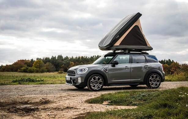 Obytňák z městské stylovky: Mini Countryman s kuchyňkovou vestavbou a střešním stanem. Jak se v něm žije a na kolik to přijde?