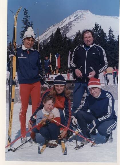 Ve Vysokých Tatrách, nahoře stojí Blanka Paulů, trenér Zdeněk Ciller, dole jsou Dagmar Švubová, pamětnice a její dcera Lucie 