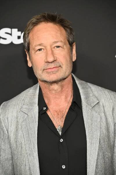 To catch his film debut, you have to be really attentive: he appears briefly in a couple of scenes in 'Working Girl.' His film career didn’t last much longer. 'Kalifornia,' where he shared the screen with Brad Pitt and Juliette Lewis, didn’t receive great reviews, and 'Evolution,' a fun sci-fi comedy designed to dominate the box office, fell flat. In 2007, frustrated by watching his popularity fade, he agreed to star in 'Californication,' claiming that television had changed. The role of Hank Moody earned him a Golden Globe, which he added to the one he had previously won for playing Fox Mulder.

Last year, he returned to the big screen with 'What Happens Later,' a nostalgic nod to romantic comedies, where he starred alongside Meg Ryan. However, the television medium he once dismissed in the 1990s has become the platform where he has developed the bulk of his career. That said, he hasn't given up hope for that big role. “If Scorsese calls and says, you know, screw Leonardo DiCaprio, I want to work with you, of course I'm there,” he joked to 'The Guardian.' (In the image, David Duchovny in 2025.)