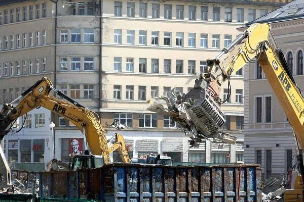 Začalo bourání bývalého obchodního domu Ještěd, březen 2009.