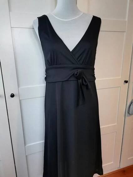 Outfit-Krásné černé, společenské midi šaty, S/38.  - Dámské oblečení