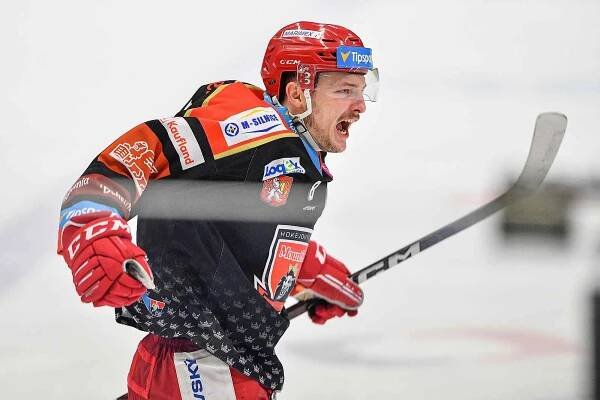 Semifinále play off hokejové extraligy - 1. zápas: HC Vítkovice Ridera - Mountfield Hradec Králové, 4. dubna 2023, Ostrava. Oliver Okuliar z Hradce Králové oslavuje vstřelený gól.