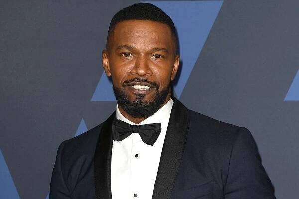 Jamie Foxx Spotted Out in Chicago in Video Shared by Fan: 'He Said He Feels Good'