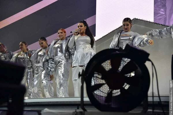 Ewa Farna vyprodala O2 Arenu a oslavila své 30. narozeniny. Vystoupily také soubory ze Zaolší – zwrot.cz