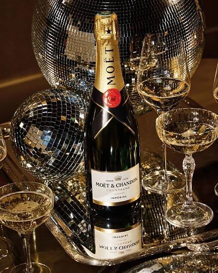 MOËT & CHANDON představuje speciální edici pro nezapomenutelné chvíle konce roku 2024