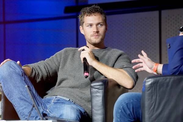 FOTO: Anglický herec Finn Jones zářil třeba ve Hře o trůny. – stránka 19