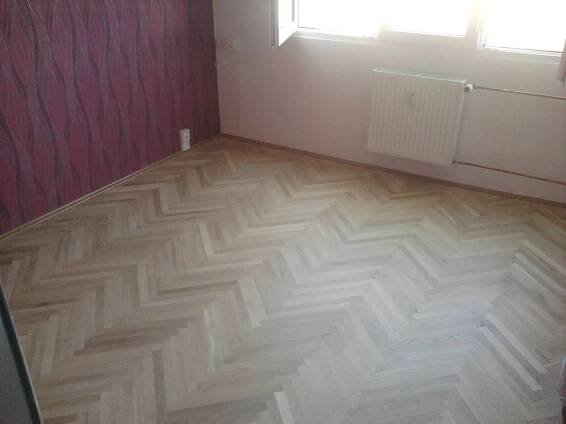 Podlahy Hošek & Pribičin – BROUŠENÍ PARKET LAKEM BONA NOVIA 