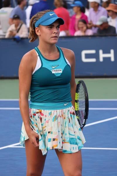 Soubor:Sára Bejlek (2023 US Open) 10.jpg – Wikipedie